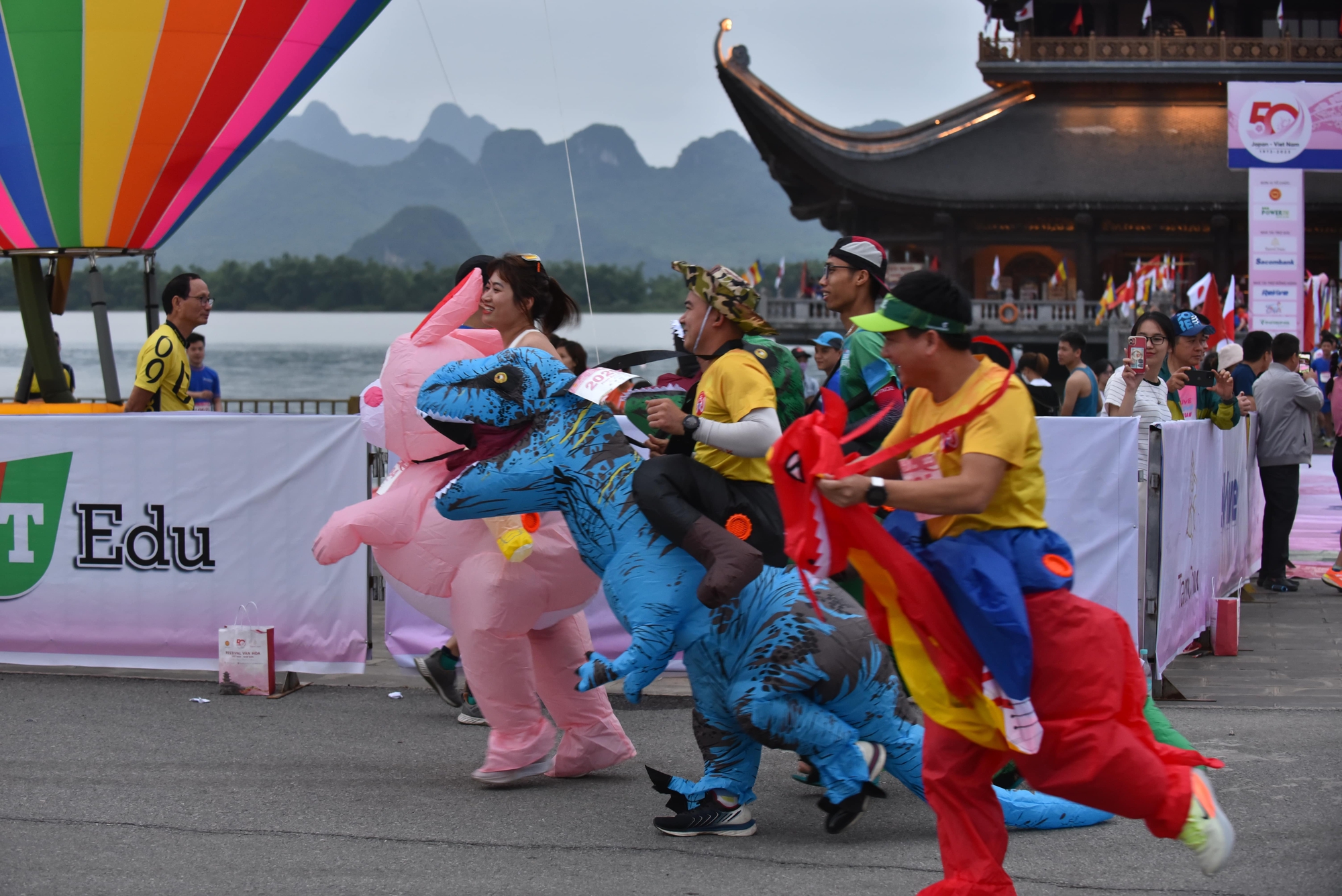 Du khách thích thú với loạt hoạt động tại Tam Chúc: Từ bay khinh khí cầu, thưởng thức trà đạo đến giải chạy ‘hóa trang’ độc nhất vô nhị - Ảnh 2.