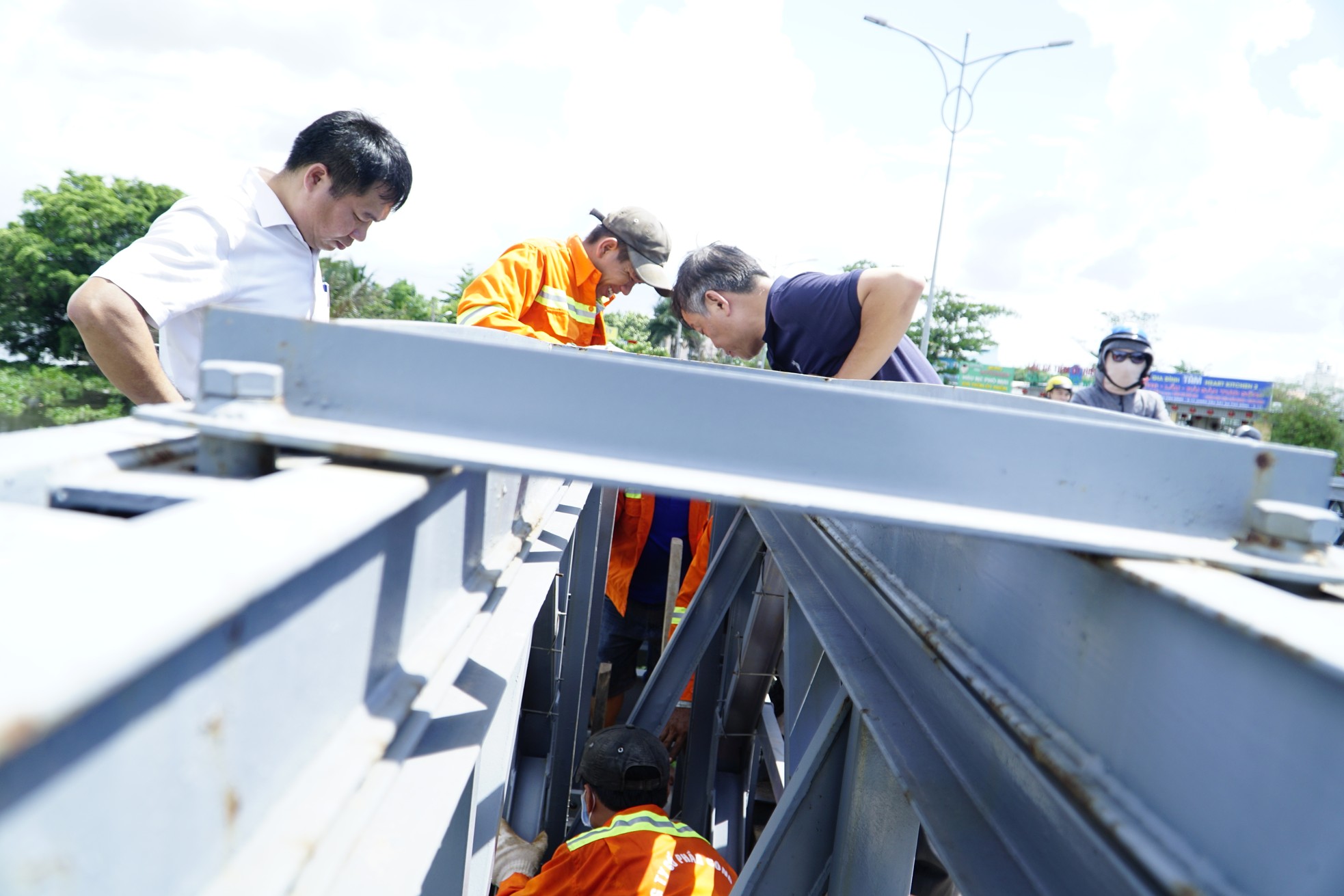 Cận cảnh cầu An Phú Đông sau sự cố sà lan đâm va vào trụ cầu - Ảnh 3.