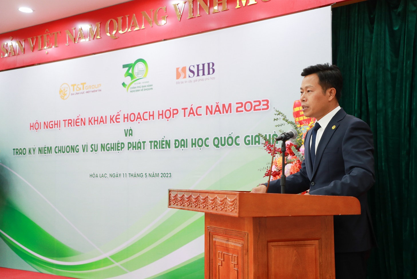 Doanh nhân Đỗ Quang Hiển nhận kỷ niệm chương vì sự nghiệp phát triển ĐHQG Hà Nội - Ảnh 1.