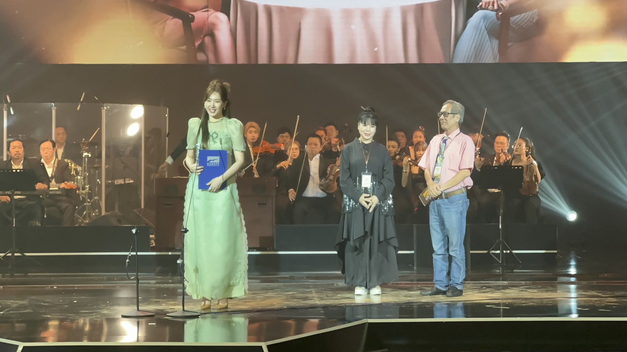 Nhà Bà Nữ thắng Phim Việt Nam hay nhất, Trấn Thành đoạt giải Đạo diễn xuất sắc nhất tại LHP châu Á Đà  Nẵng - Ảnh 3.