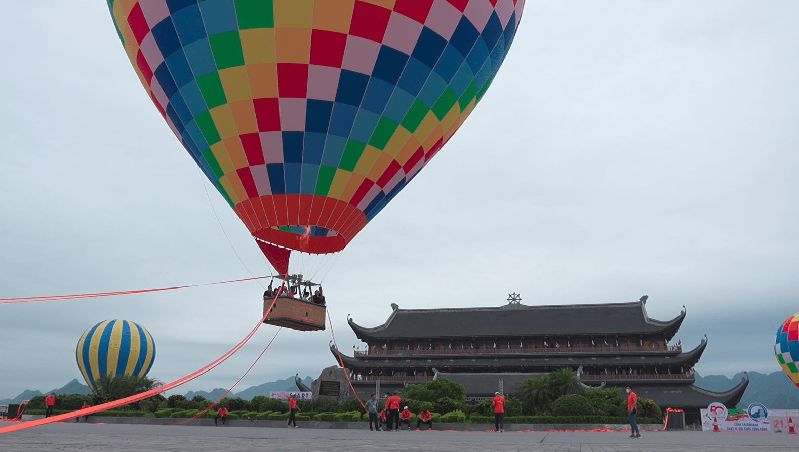 Du khách thích thú với loạt hoạt động tại Tam Chúc: Từ bay khinh khí cầu, thưởng thức trà đạo đến giải chạy ‘hóa trang’ độc nhất vô nhị - Ảnh 5.