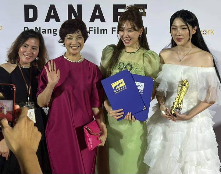 Nhà Bà Nữ thắng Phim Việt Nam hay nhất, Trấn Thành đoạt giải Đạo diễn xuất sắc nhất tại LHP châu Á Đà  Nẵng - Ảnh 1.