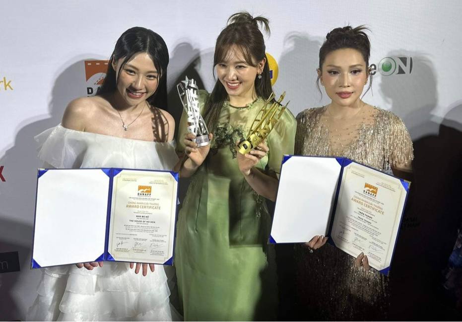 Nhà Bà Nữ thắng Phim Việt Nam hay nhất, Trấn Thành đoạt giải Đạo diễn xuất sắc nhất tại LHP châu Á Đà  Nẵng - Ảnh 2.
