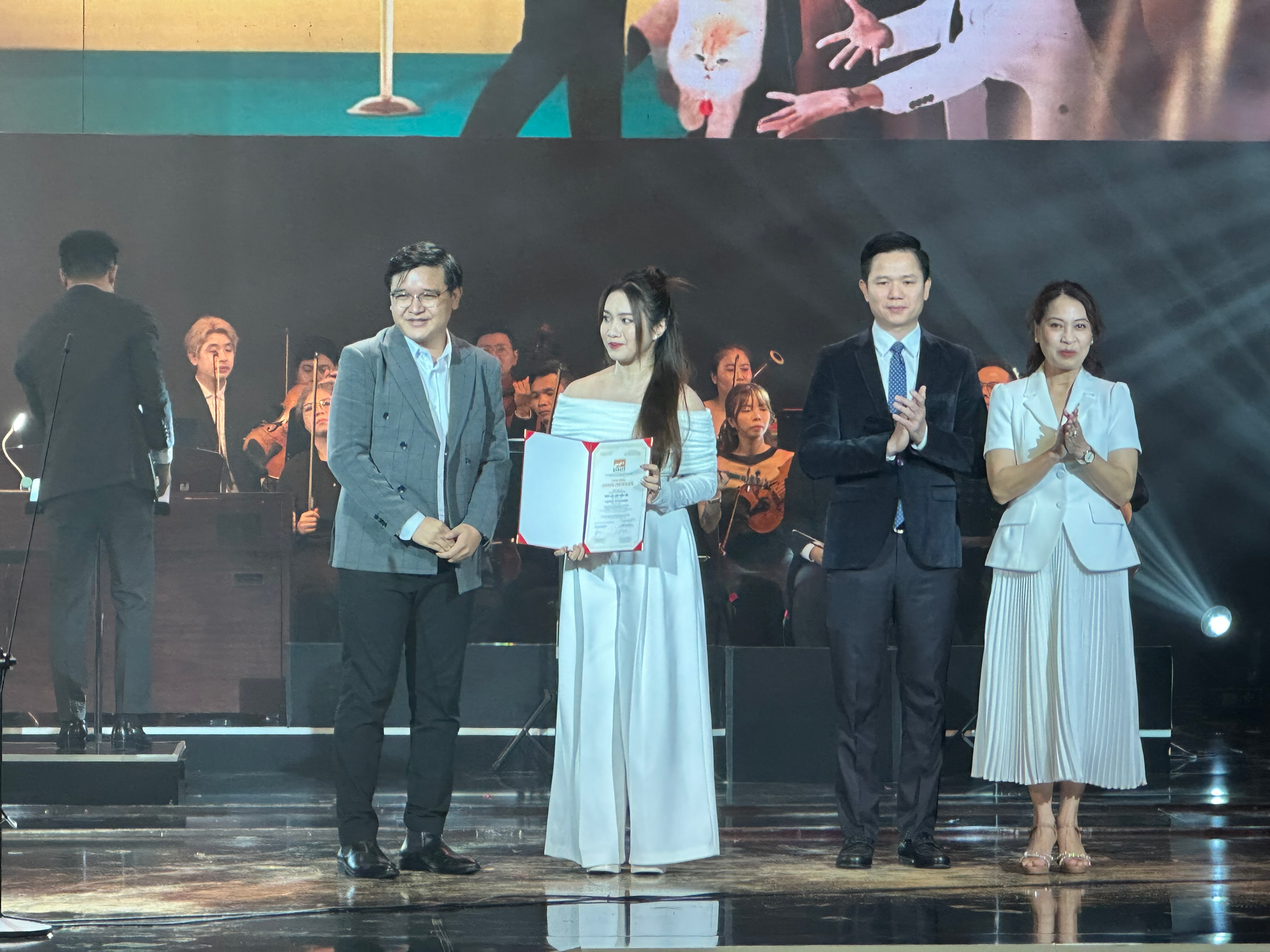 Nhà Bà Nữ thắng Phim Việt Nam hay nhất, Trấn Thành đoạt giải Đạo diễn xuất sắc nhất tại LHP châu Á Đà  Nẵng - Ảnh 7.