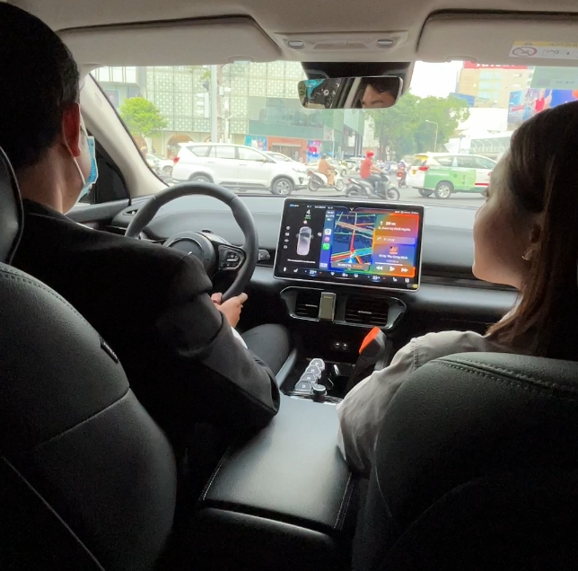 Trải nghiệm lần đầu đi taxi Luxury của Xanh SM: Vinfast VF8 êm ái, dịch vụ cao cấp, nhưng còn gì hạn chế? - Ảnh 3.