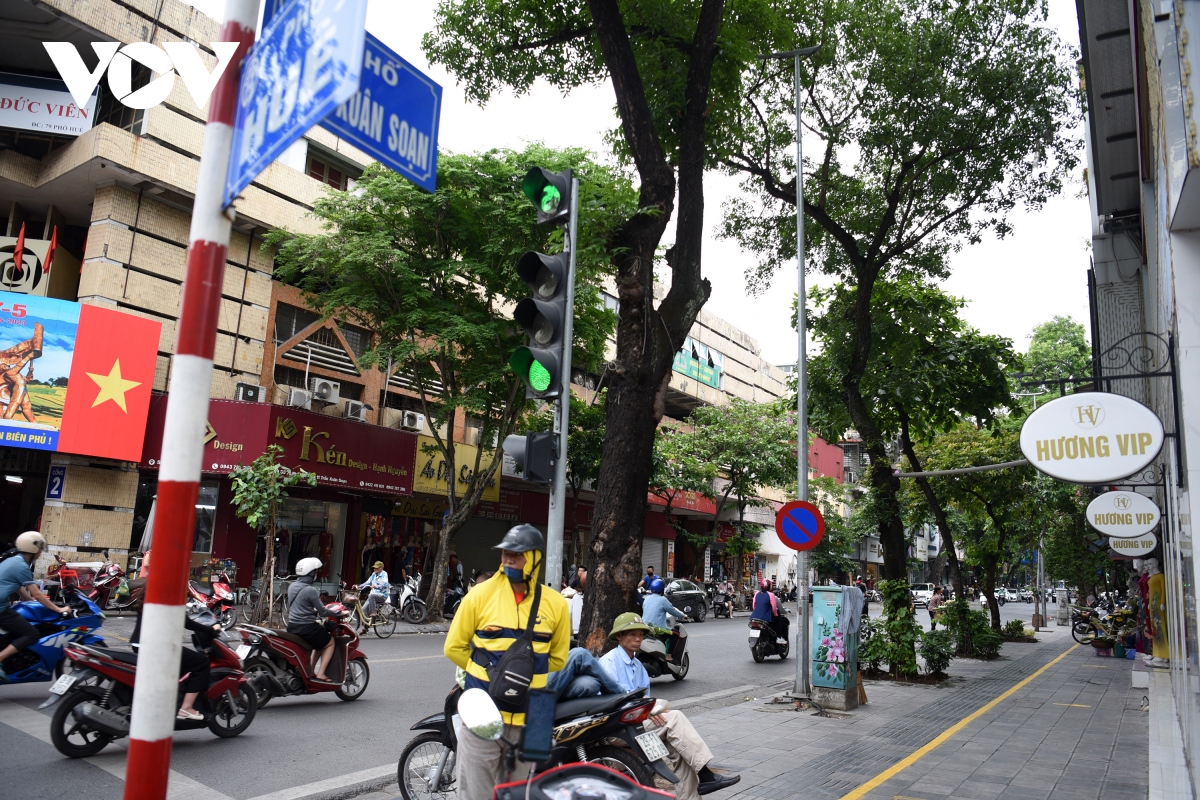 Cận cảnh loạt vỉa hè tuyến phố Hà Nội đủ điều kiện sử dụng tạm để buôn bán - Ảnh 13.