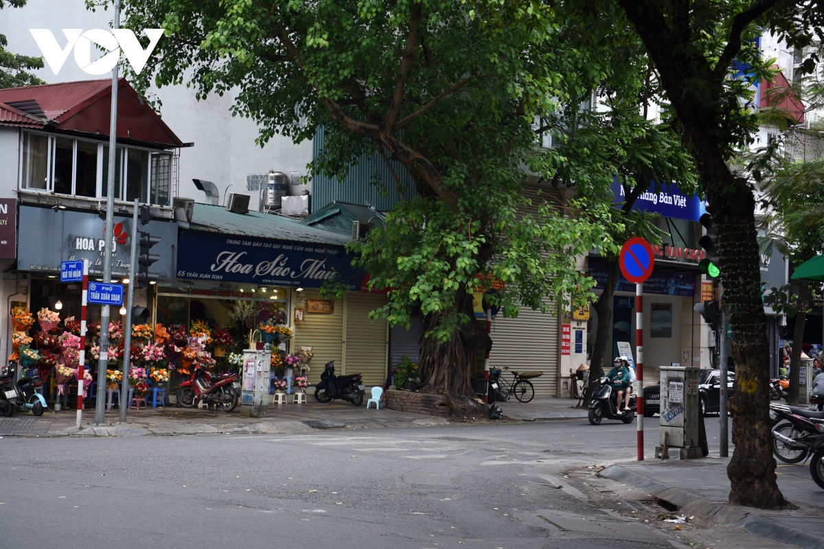 Cận cảnh loạt vỉa hè tuyến phố Hà Nội đủ điều kiện sử dụng tạm để buôn bán - Ảnh 14.