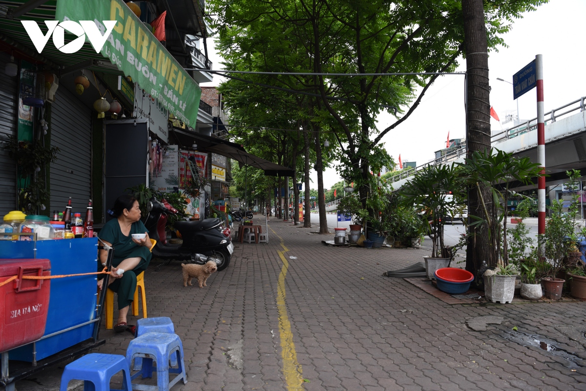Cận cảnh loạt vỉa hè tuyến phố Hà Nội đủ điều kiện sử dụng tạm để buôn bán - Ảnh 3.