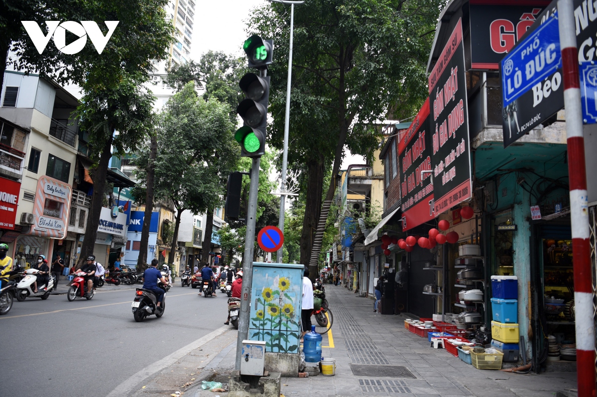Cận cảnh loạt vỉa hè tuyến phố Hà Nội đủ điều kiện sử dụng tạm để buôn bán - Ảnh 9.