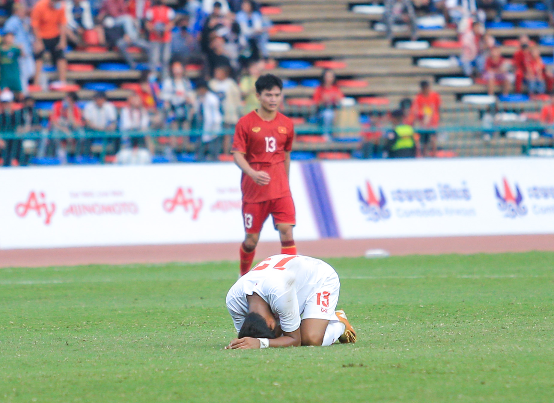 Cảm xúc trái ngược sau trận đấu: U22 Việt Nam hân hoan, cầu thủ U22 Myanmar đổ gục sau khi tuột HCĐ - Ảnh 5.