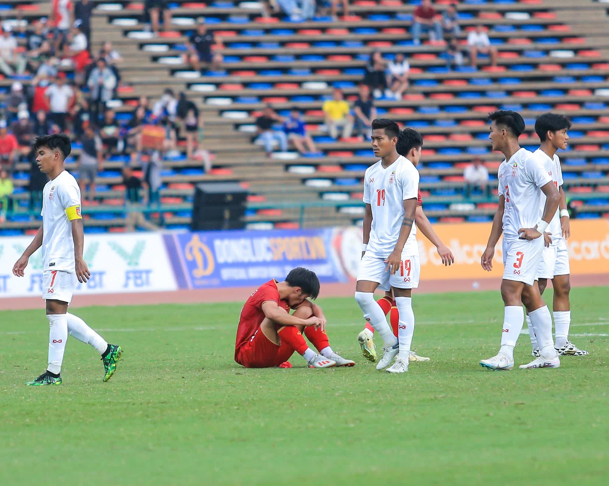 Cảm xúc trái ngược sau trận đấu: U22 Việt Nam hân hoan, cầu thủ U22 Myanmar đổ gục sau khi tuột HCĐ - Ảnh 3.