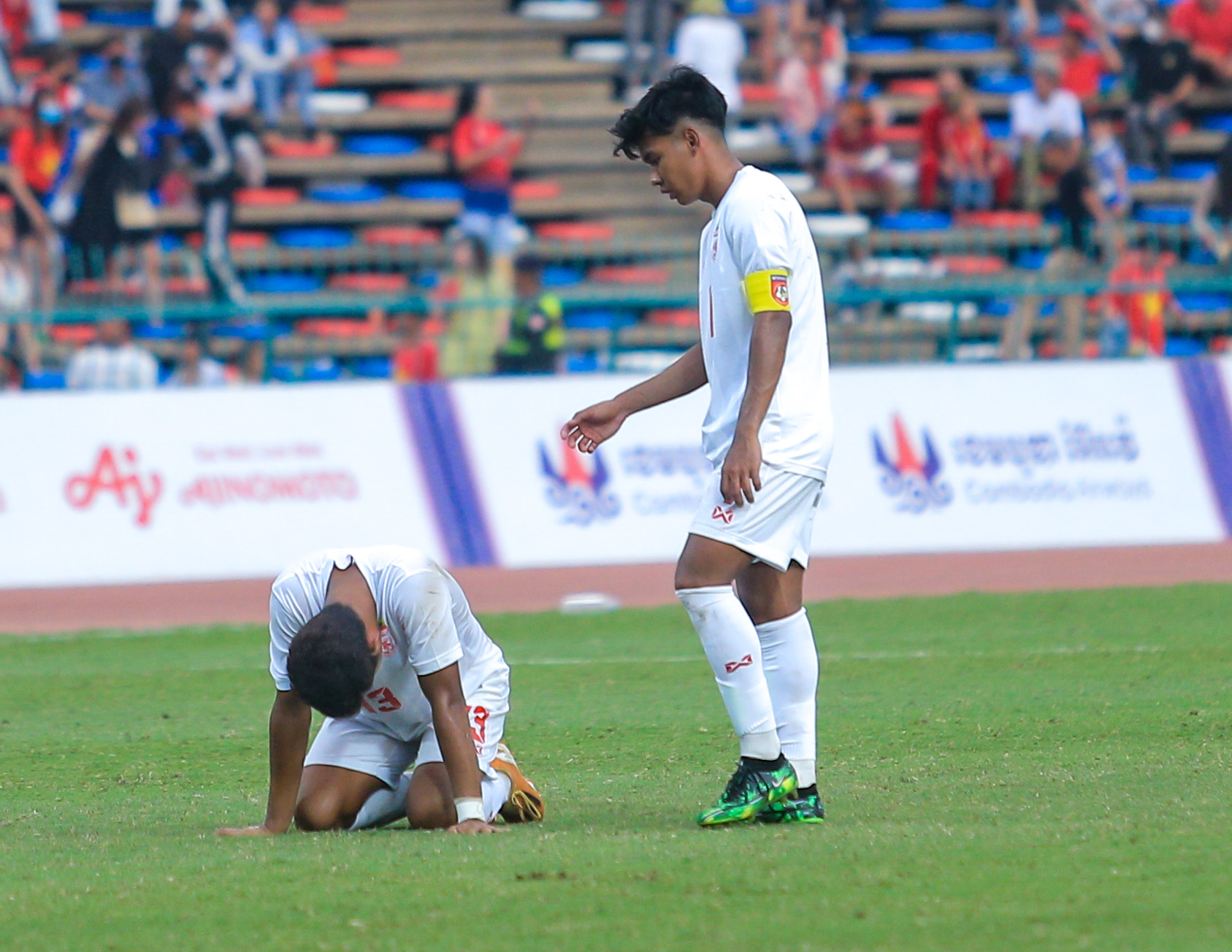 Cảm xúc trái ngược sau trận đấu: U22 Việt Nam hân hoan, cầu thủ U22 Myanmar đổ gục sau khi tuột HCĐ - Ảnh 4.