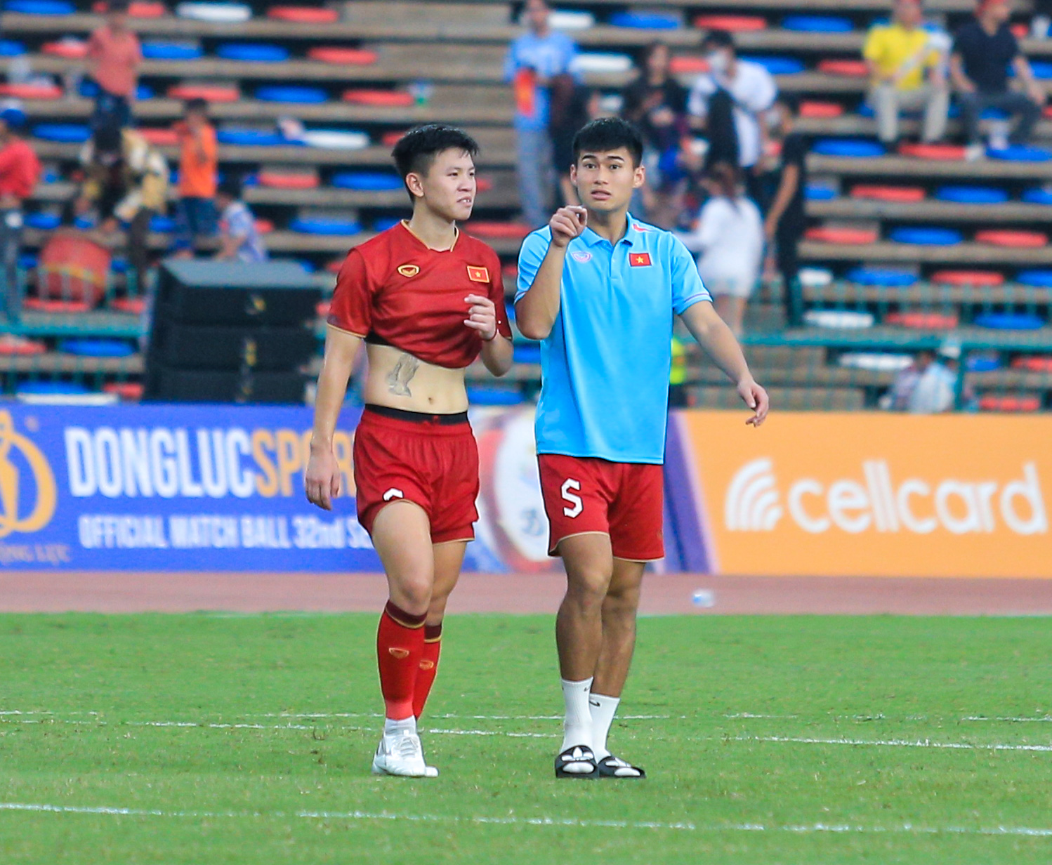 Cảm xúc trái ngược sau trận đấu: U22 Việt Nam hân hoan, cầu thủ U22 Myanmar đổ gục sau khi tuột HCĐ - Ảnh 7.