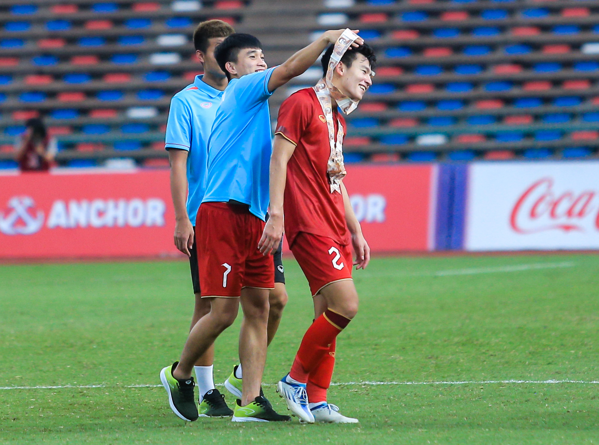 Cảm xúc trái ngược sau trận đấu: U22 Việt Nam hân hoan, cầu thủ U22 Myanmar đổ gục sau khi tuột HCĐ - Ảnh 8.