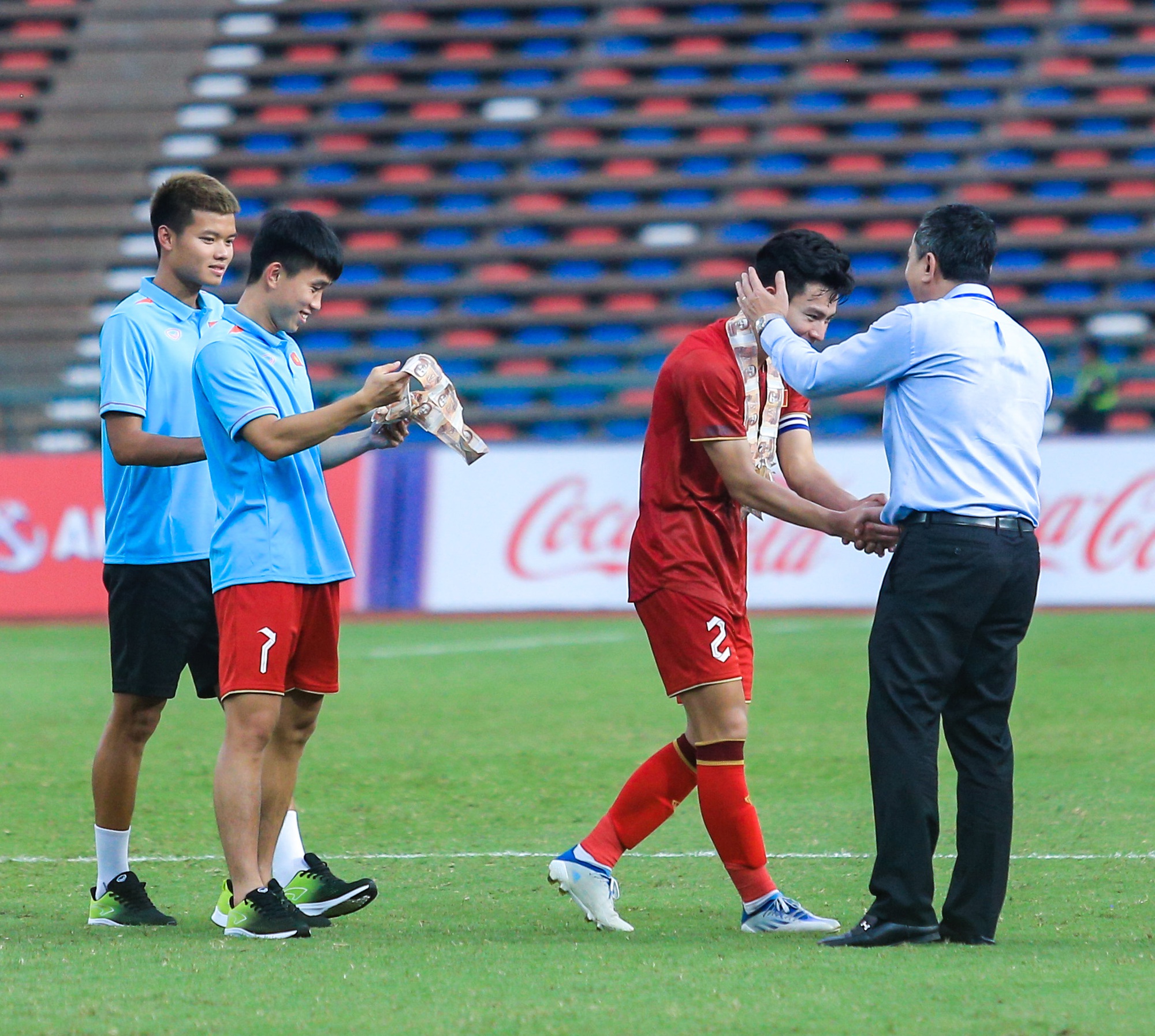 Cảm xúc trái ngược sau trận đấu: U22 Việt Nam hân hoan, cầu thủ U22 Myanmar đổ gục sau khi tuột HCĐ - Ảnh 9.