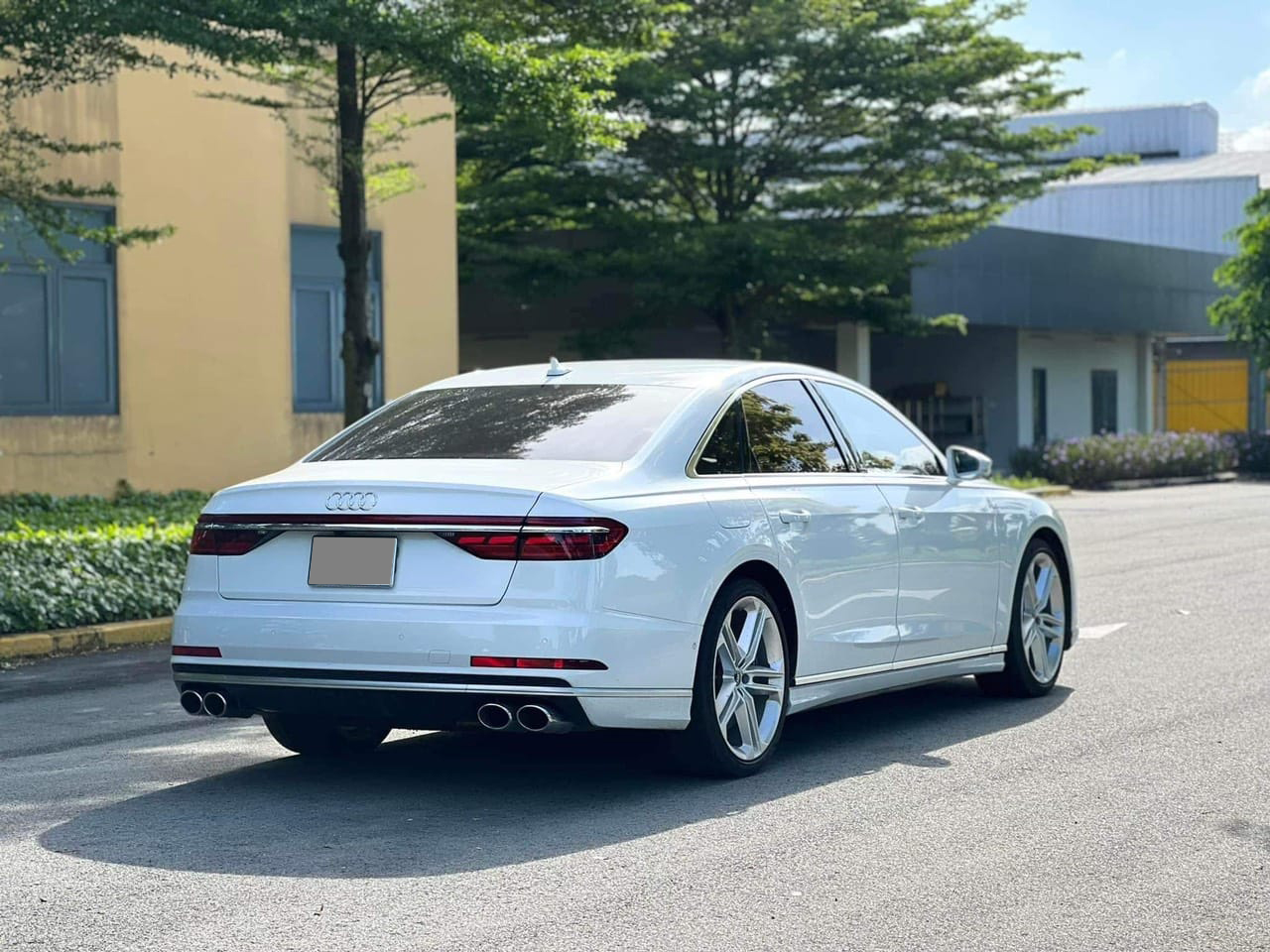 Hàng hiếm Audi S8 rao bán hơn 8 tỷ đồng: Sử dụng chung động cơ Lamborghini, giá chỉ đắt hơn A8 'thường' 2 tỷ - Ảnh 3.