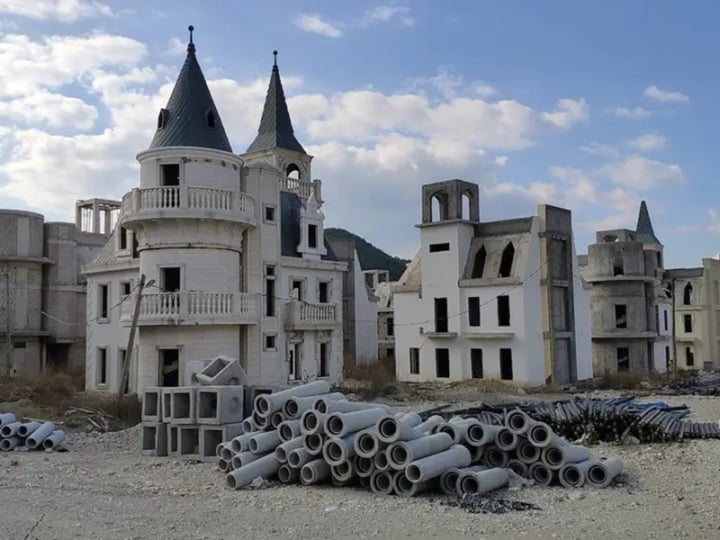 Bên trong 'thị trấn ma', hàng trăm tòa lâu đài lộng lẫy bị bỏ hoang - Ảnh 11.