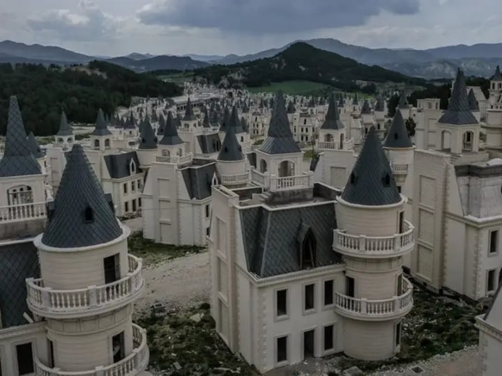 Bên trong 'thị trấn ma', hàng trăm tòa lâu đài lộng lẫy bị bỏ hoang - Ảnh 3.