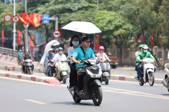 Miền Bắc bước vào đợt nắng nóng kéo dài, có nơi trên 39 độ