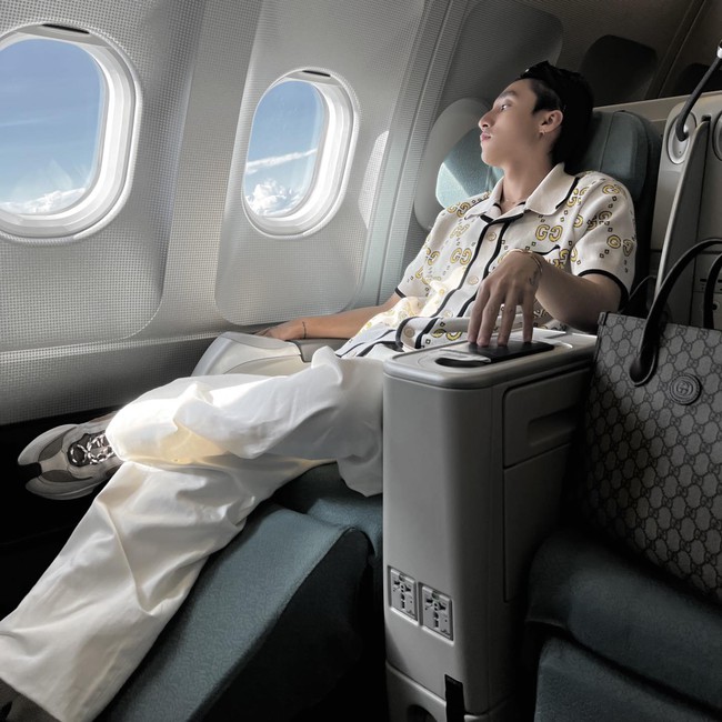 Sơn Tùng tự tung ảnh trên máy bay: Ngồi khoang thương gia, visual khác gì so với lần bị tóm diện 'quần ngủ' xếp hàng? - Ảnh 1.