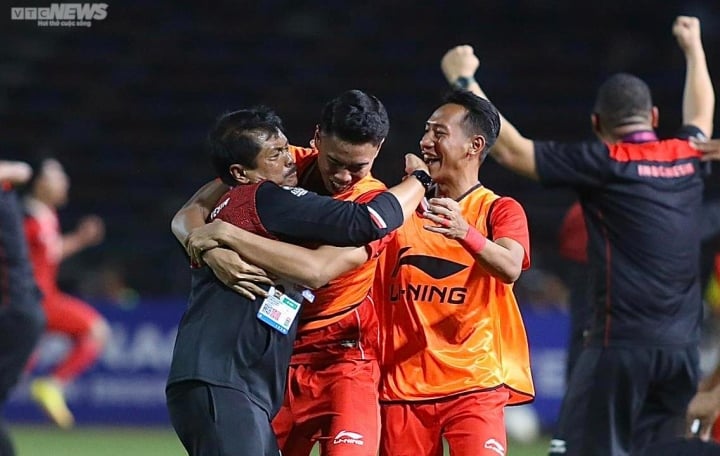 U22 Indonesia ăn mừng hụt, chung kết SEA Games 32 căng thẳng tột độ - Ảnh 1.