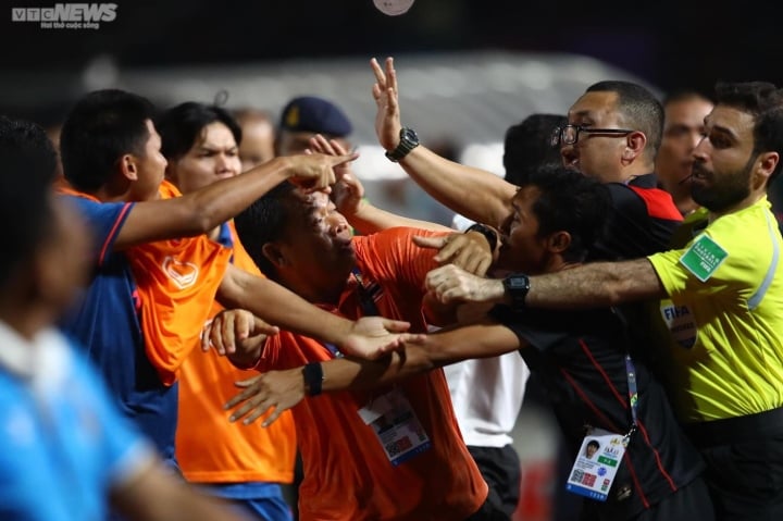 U22 Thái Lan, U22 Indonesia đánh nhau đổ máu, chung kết SEA Games thành võ đài - Ảnh 2.