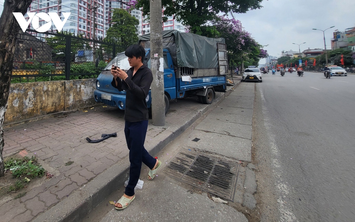 Xe hàng hoa quả kềnh càng, lấn chiếm đường phố Hà Nội để kinh doanh - Ảnh 10.