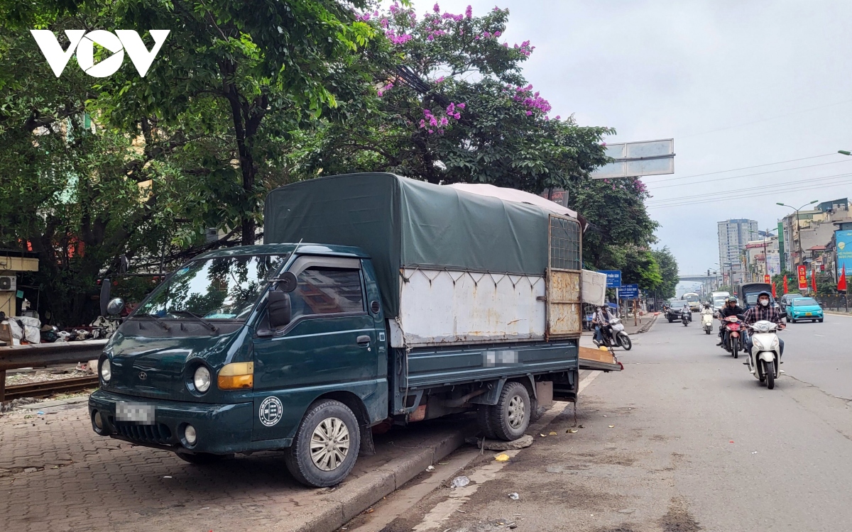 Xe hàng hoa quả kềnh càng, lấn chiếm đường phố Hà Nội để kinh doanh - Ảnh 4.