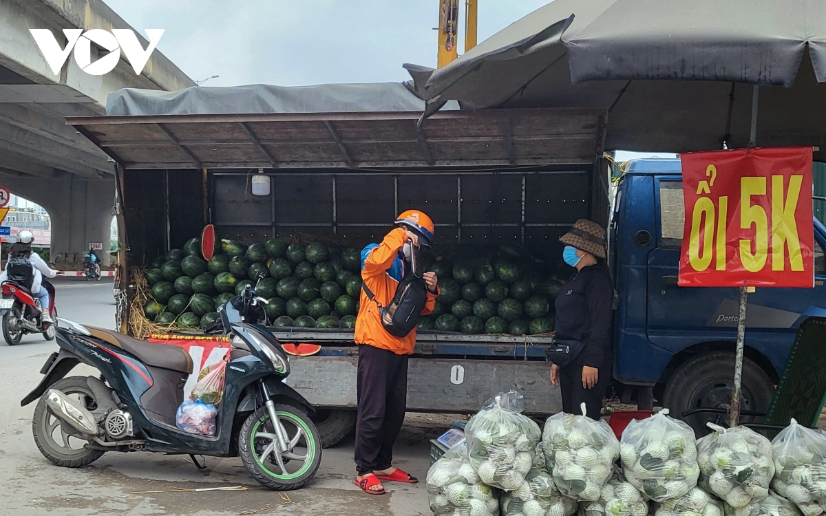 Xe hàng hoa quả kềnh càng, lấn chiếm đường phố Hà Nội để kinh doanh - Ảnh 14.
