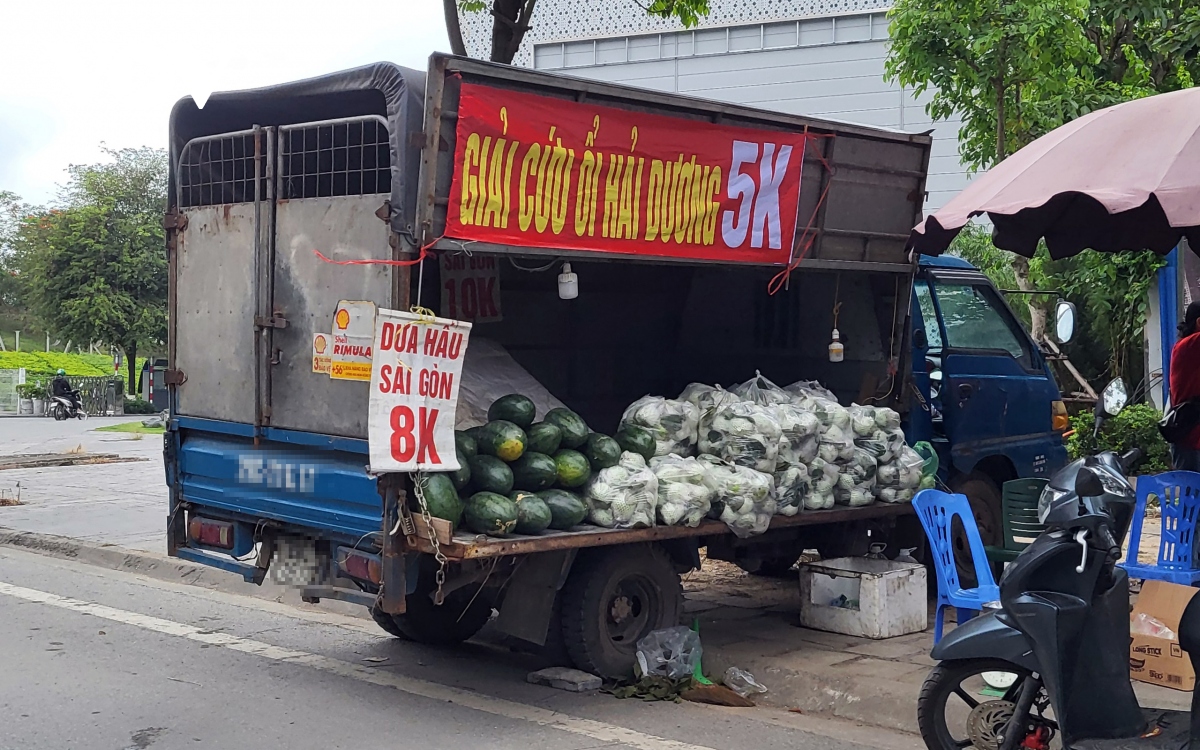 Xe hàng hoa quả kềnh càng, lấn chiếm đường phố Hà Nội để kinh doanh - Ảnh 13.