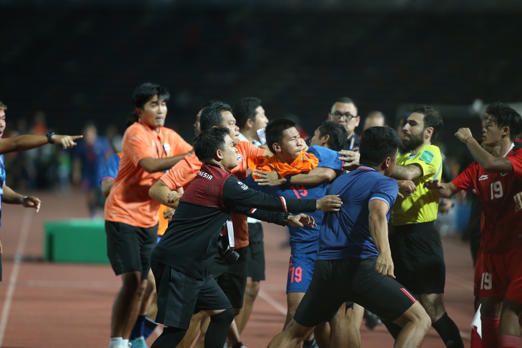 Cầu thủ Thái Lan kể về giây phút gạt hết tất cả để lao vào ẩu đả với Indonesia: Họ chạy qua và lắc lư - Ảnh 3.