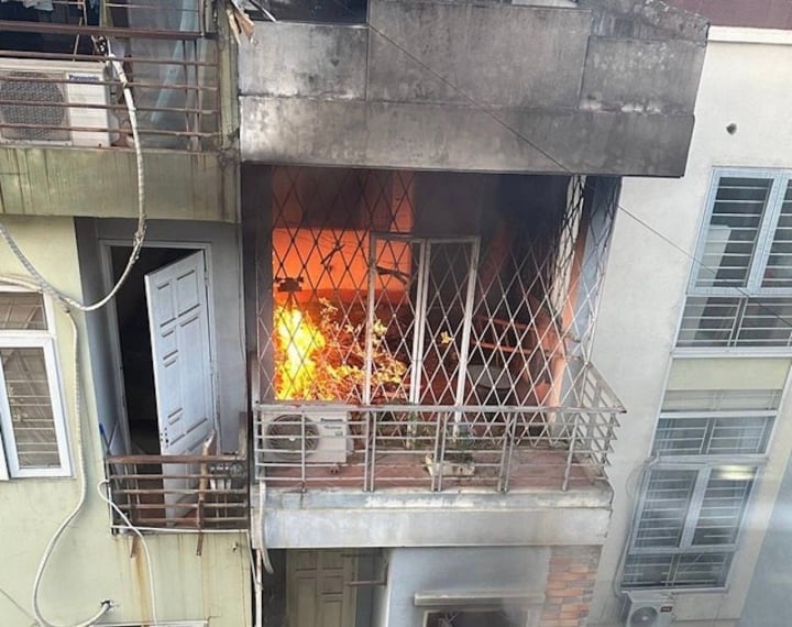 5 người thoát nạn trong đám cháy nhờ căn hộ không lắp 'chuồng cọp' - Ảnh 2.