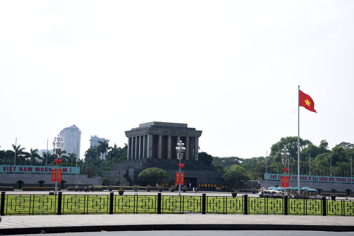 Phố phường Hà Nội rực rỡ cờ hoa chào mừng kỷ niệm 133 năm Ngày sinh Bác Hồ - Ảnh 1.