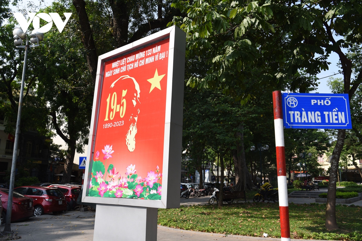 Phố phường Hà Nội rực rỡ cờ hoa chào mừng kỷ niệm 133 năm Ngày sinh Bác Hồ - Ảnh 13.