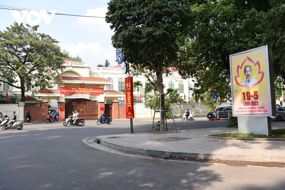 Phố phường Hà Nội rực rỡ cờ hoa chào mừng kỷ niệm 133 năm Ngày sinh Bác Hồ - Ảnh 10.