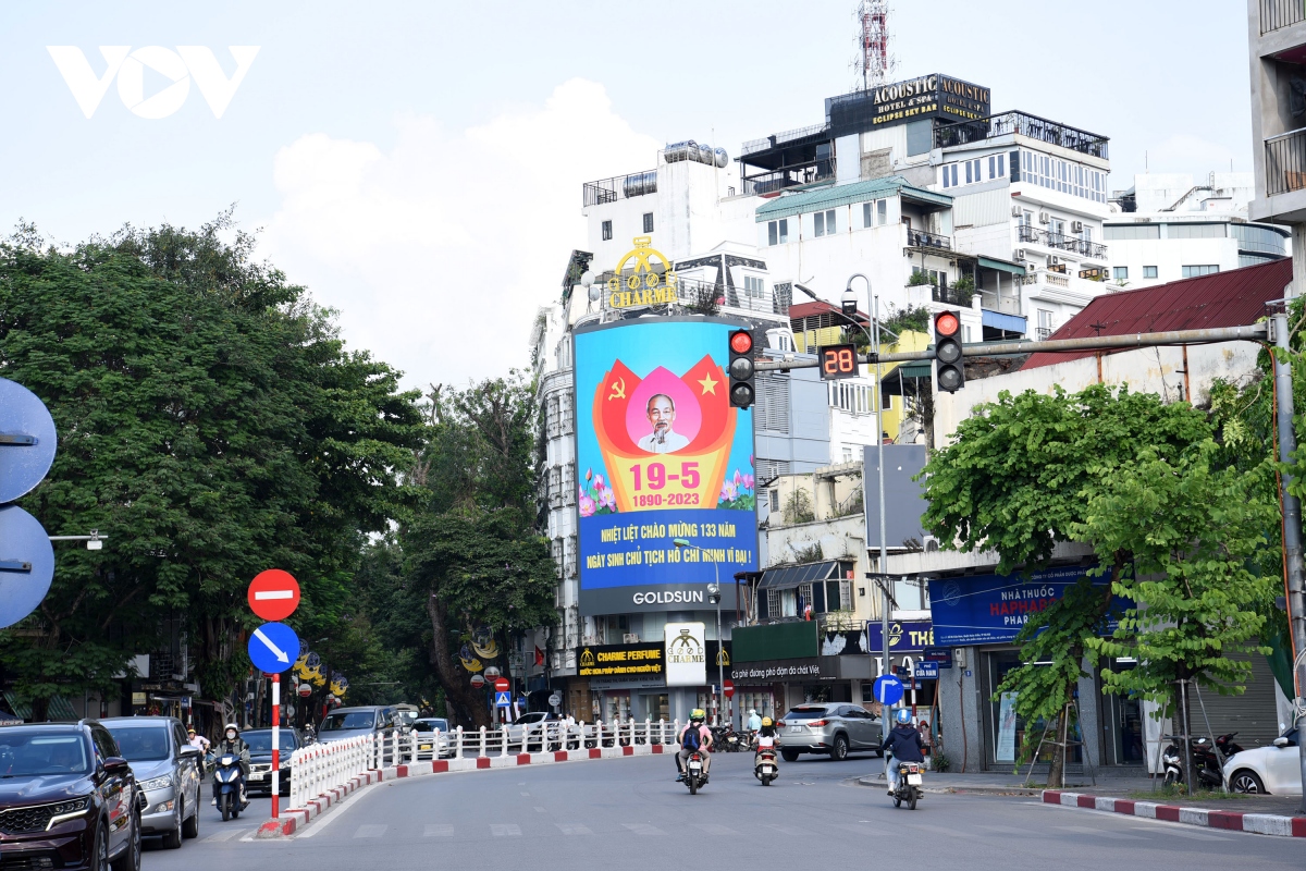 Phố phường Hà Nội rực rỡ cờ hoa chào mừng kỷ niệm 133 năm Ngày sinh Bác Hồ - Ảnh 11.