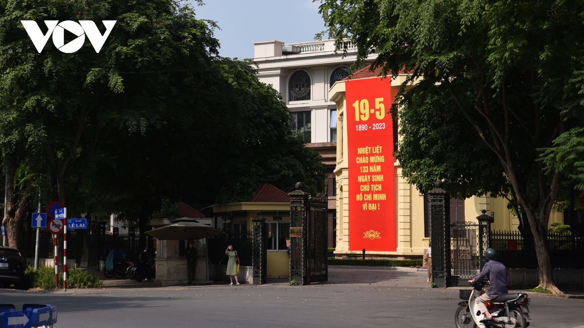 Phố phường Hà Nội rực rỡ cờ hoa chào mừng kỷ niệm 133 năm Ngày sinh Bác Hồ - Ảnh 15.