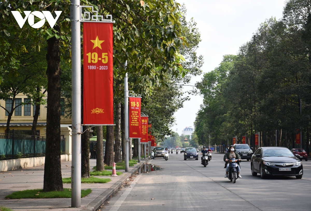 Phố phường Hà Nội rực rỡ cờ hoa chào mừng kỷ niệm 133 năm Ngày sinh Bác Hồ - Ảnh 3.