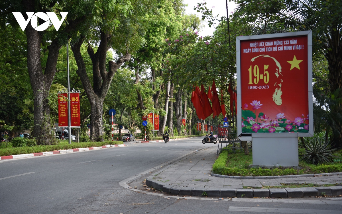 Phố phường Hà Nội rực rỡ cờ hoa chào mừng kỷ niệm 133 năm Ngày sinh Bác Hồ - Ảnh 6.
