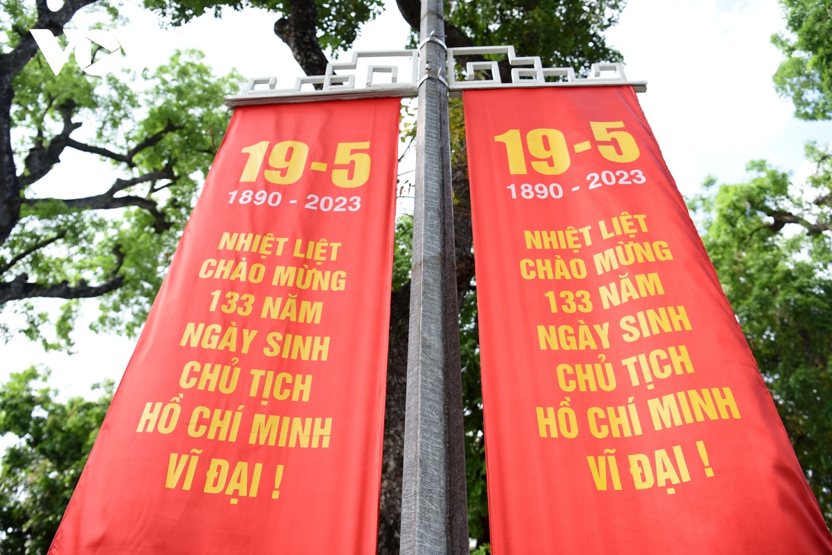 Phố phường Hà Nội rực rỡ cờ hoa chào mừng kỷ niệm 133 năm Ngày sinh Bác Hồ - Ảnh 4.