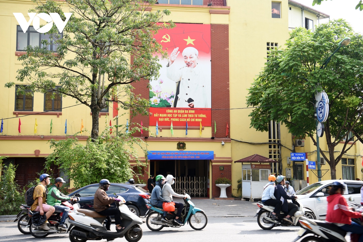 Phố phường Hà Nội rực rỡ cờ hoa chào mừng kỷ niệm 133 năm Ngày sinh Bác Hồ - Ảnh 7.