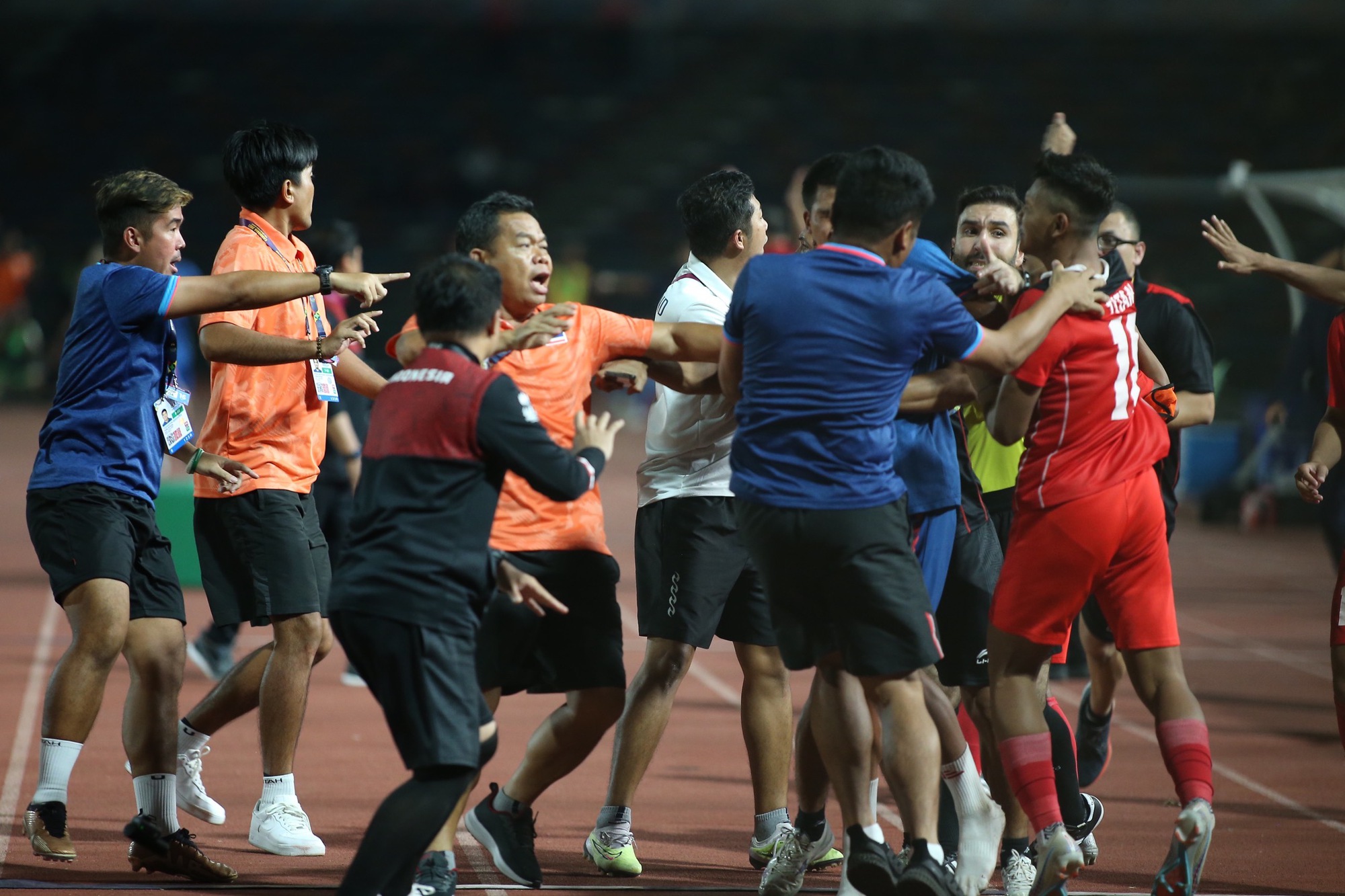 Cầu thủ Thái Lan kể về giây phút gạt hết tất cả để lao vào ẩu đả với Indonesia: Họ chạy qua và lắc lư - Ảnh 2.