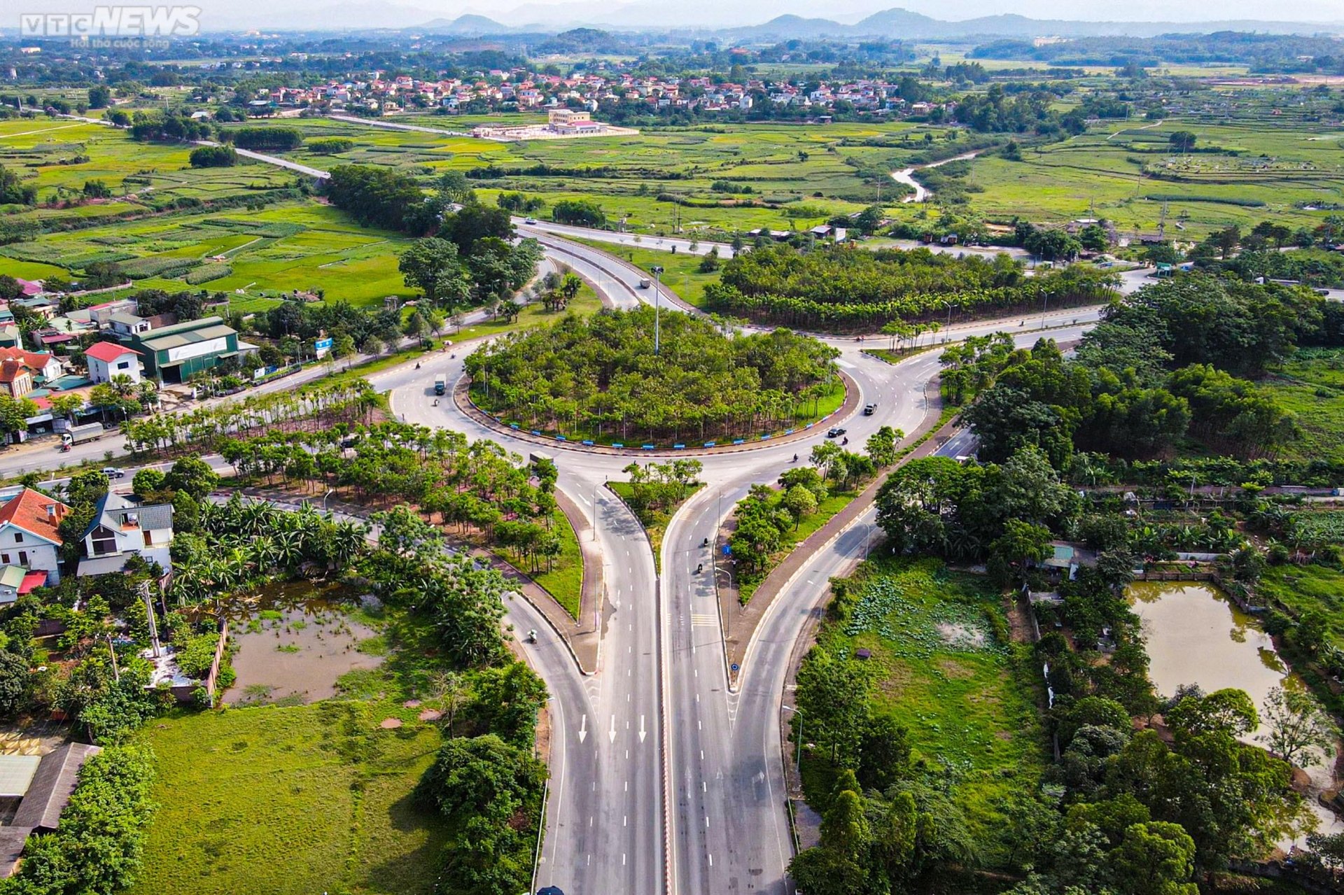 Chiêm ngưỡng cây cầu vượt sông dài nhất Việt Nam từ trên cao - Ảnh 8.