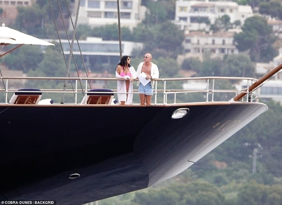 Bạn gái diện bikini cùng tỷ phú Jeff Bezos trên siêu du thuyền 500 triệu USD - Ảnh 6.