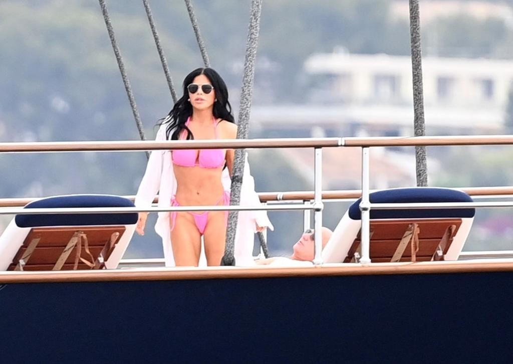 Bạn gái diện bikini cùng tỷ phú Jeff Bezos trên siêu du thuyền 500 triệu USD - Ảnh 4.
