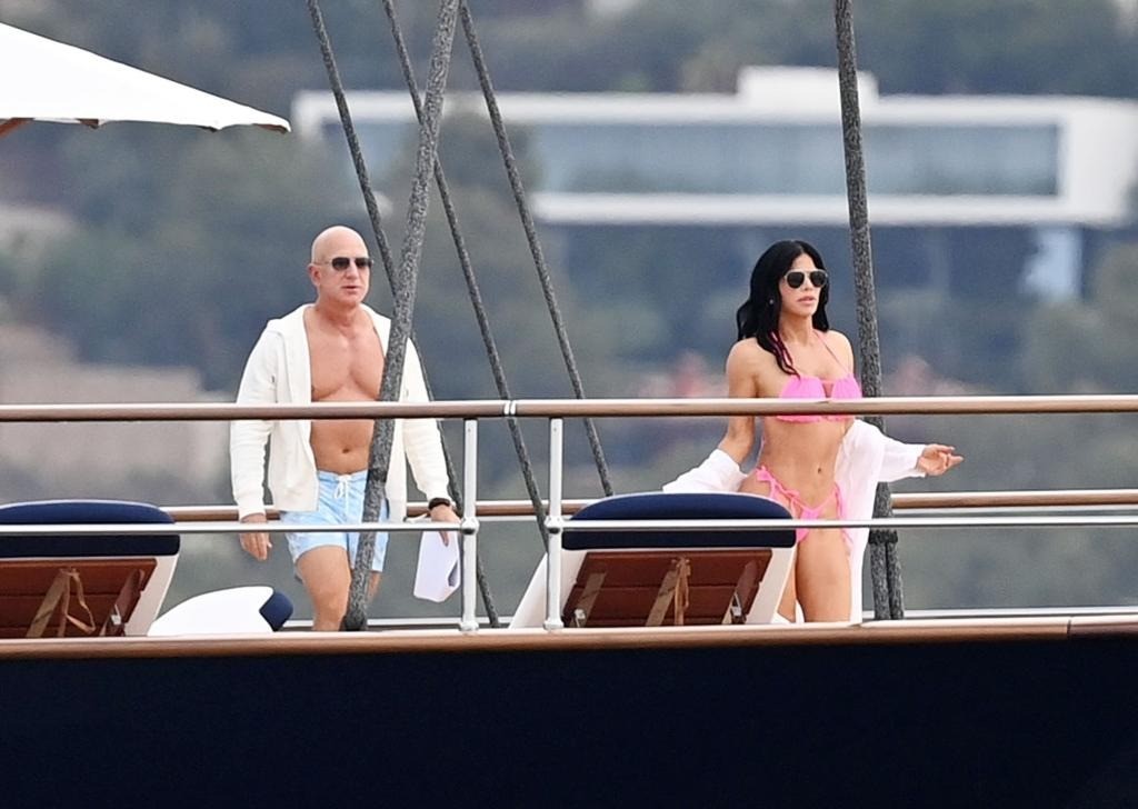 Bạn gái diện bikini cùng tỷ phú Jeff Bezos trên siêu du thuyền 500 triệu USD - Ảnh 1.