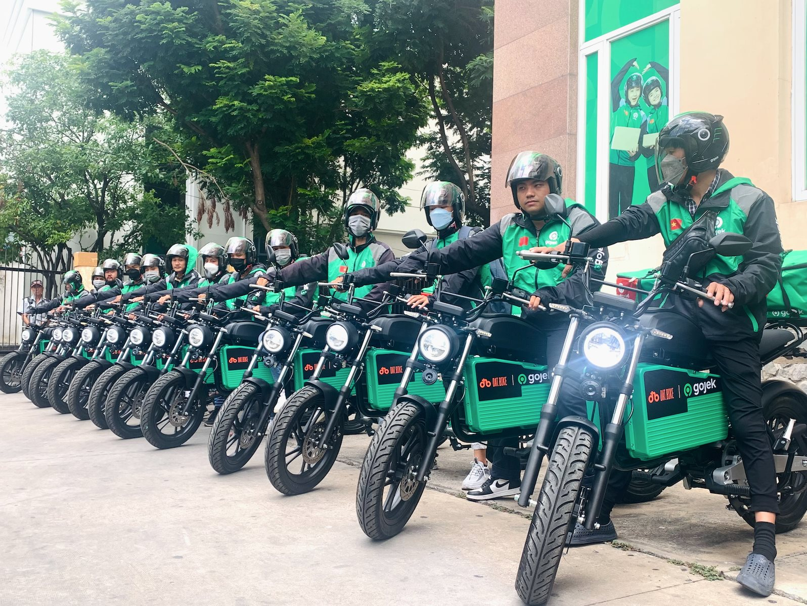 Hot: Gojek hợp tác cùng Dat Bike, dùng mô tô điện giá 66 triệu đồng để chở  khách, giao đồ ăn
