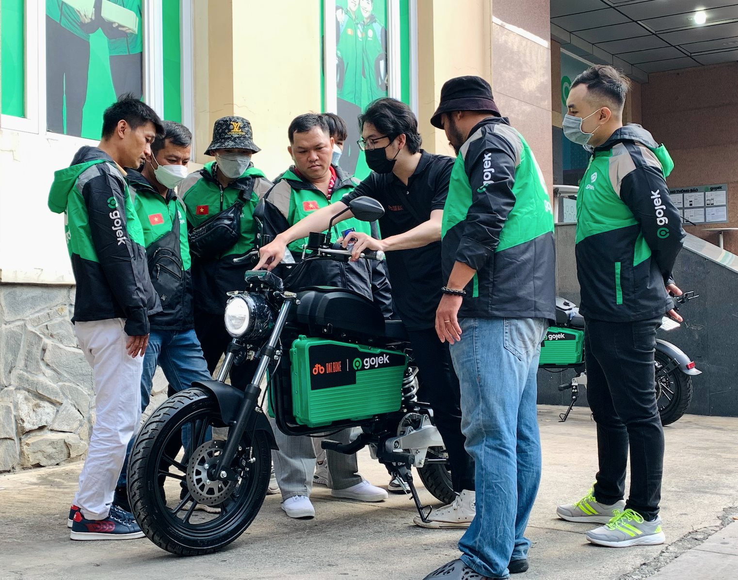 Hot: Gojek hợp tác cùng Dat Bike, dùng mô tô điện giá 66 triệu đồng để chở khách, giao đồ ăn - Ảnh 2.