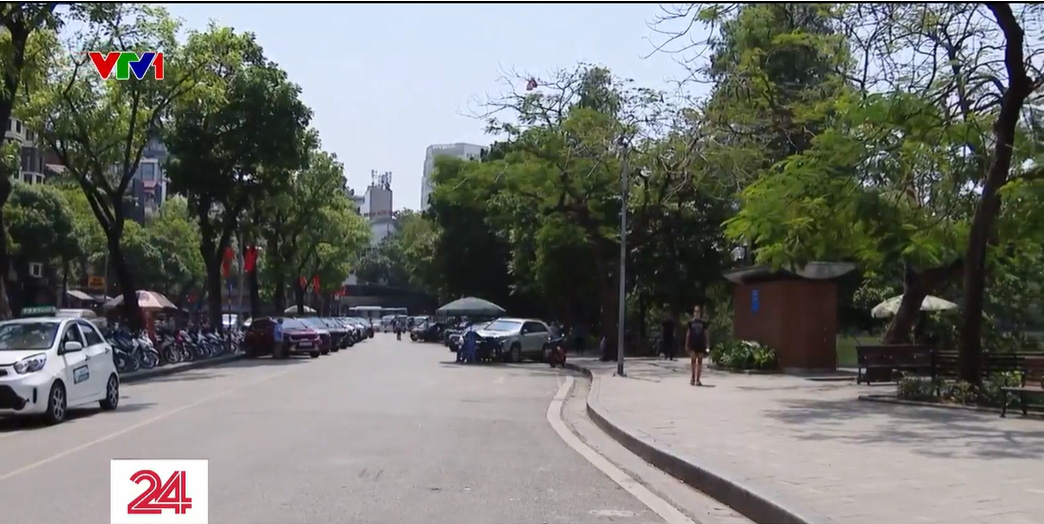 Đường phố Thủ đô vắng bóng người ngày nắng nóng - Ảnh 1.