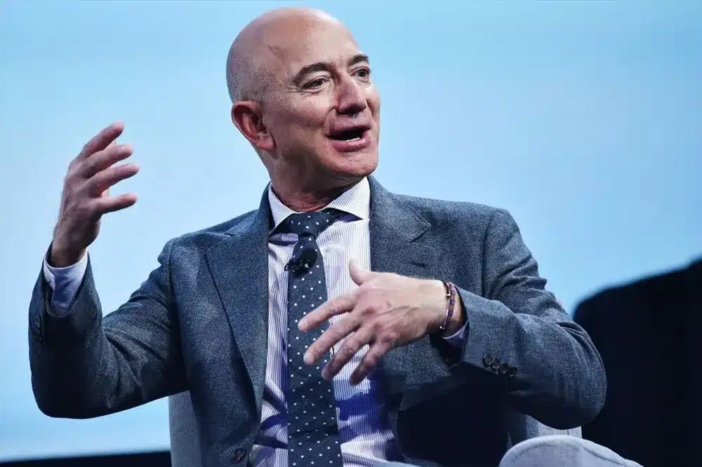 Không chỉ “vung tiền” vi vu siêu du thuyền 500 triệu USD, cách tỷ phú Jeff Bezos tiêu tiền ai nhìn cũng choáng: 10 phút bay lên vũ trụ tốn 5,5 tỷ USD, xây đồng hồ trong núi mất 42 triệu USD - Ảnh 3.